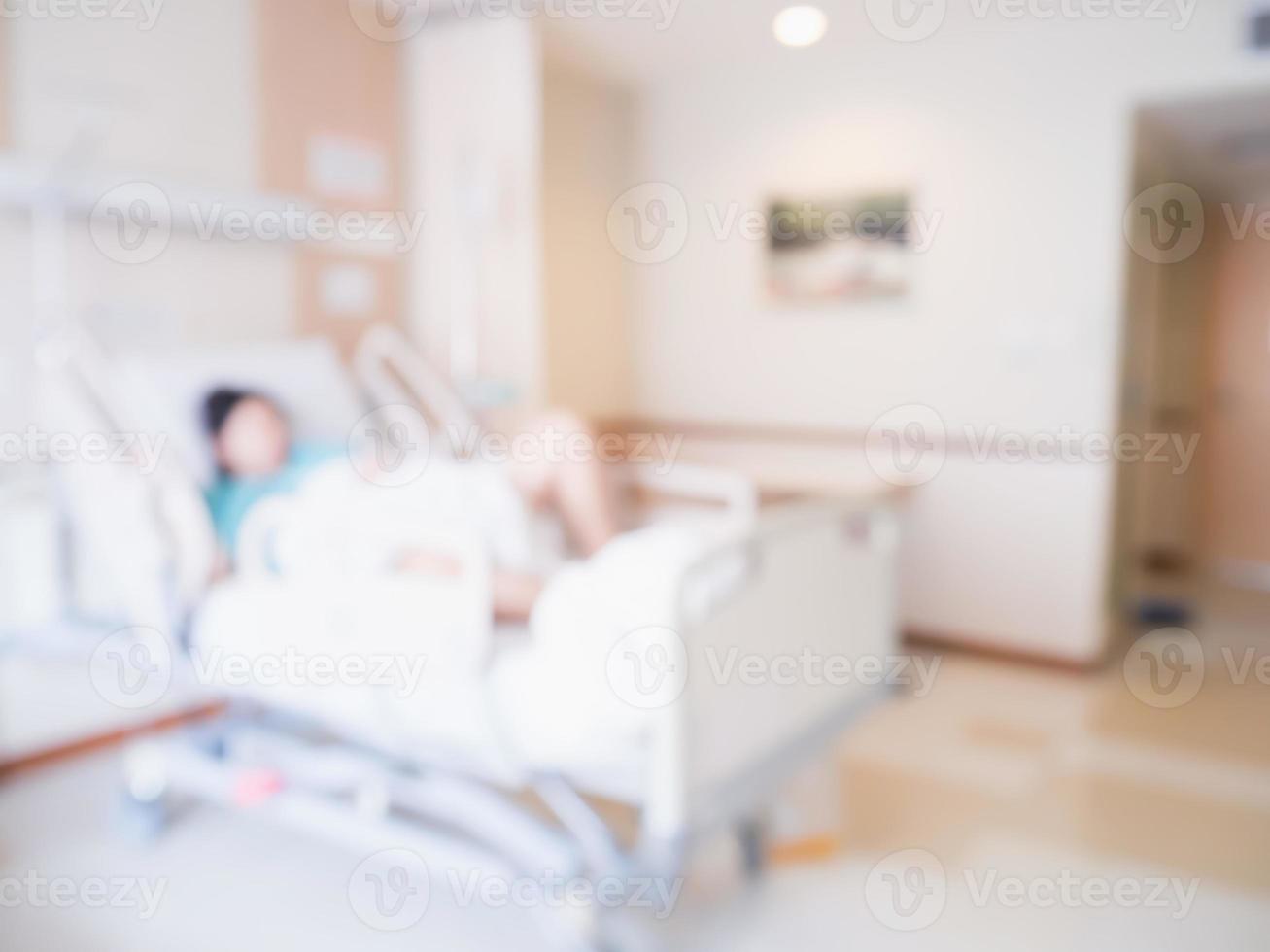 Resumo desfocar paciente na cama no interior do quarto de hospital para segundo plano foto