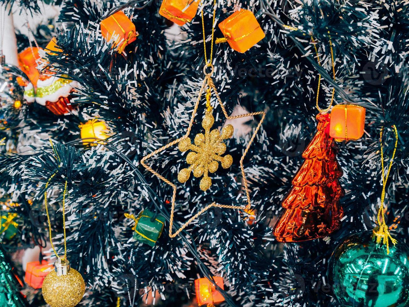 enfeites de natal decorações na árvore do abeto foto