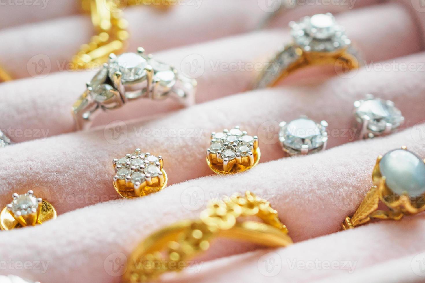 colares e brincos de anel de pedra preciosa de diamante de ouro e prata em caixa de joias de luxo foto