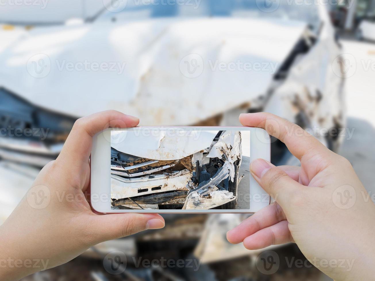 tirando foto do dano do acidente do acidente de carro