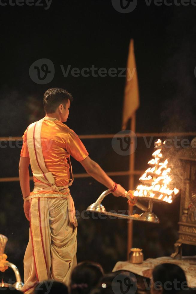 sacerdote hindu heiliger em varanasi foto