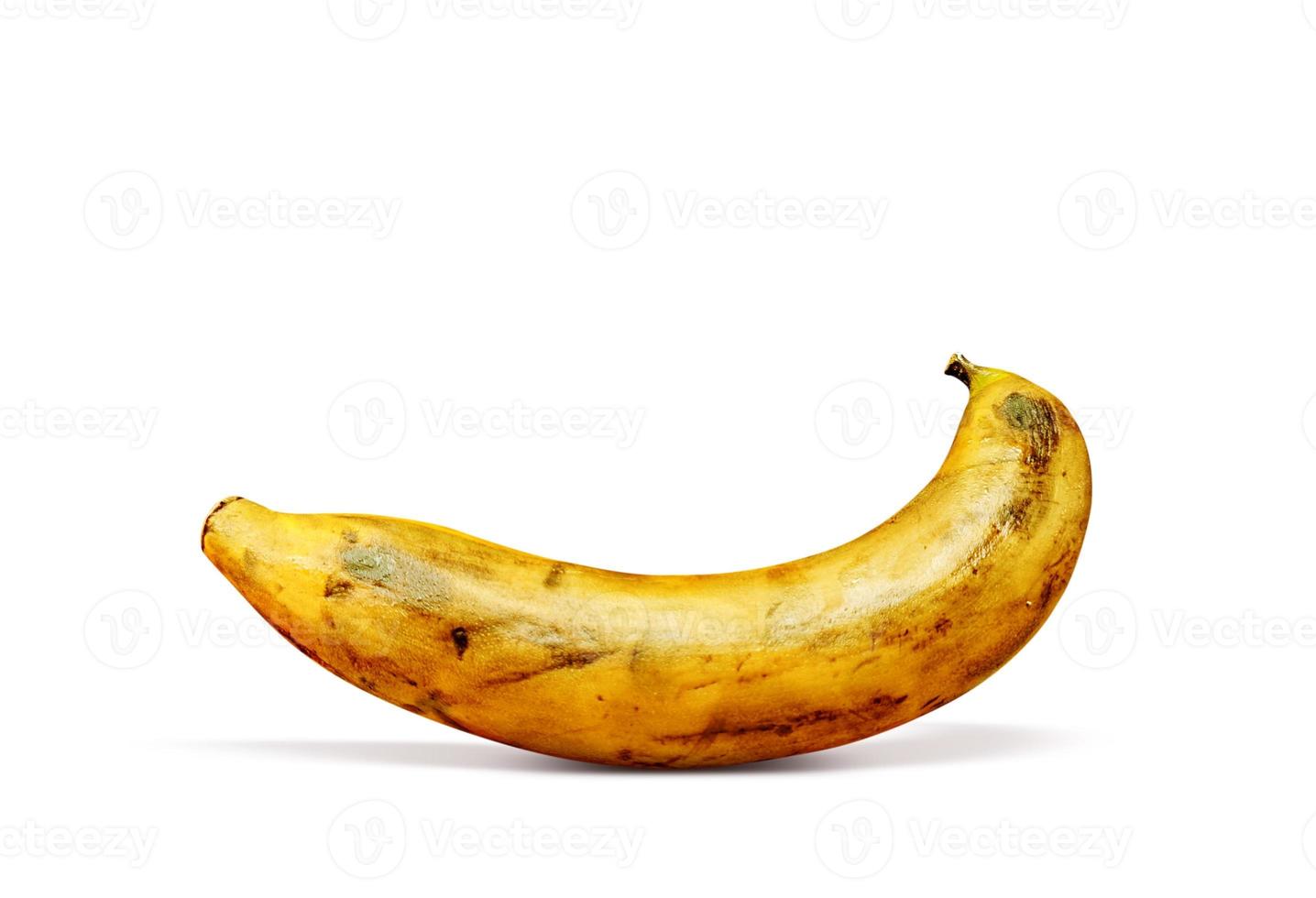 banana muito madura em um fundo branco foto