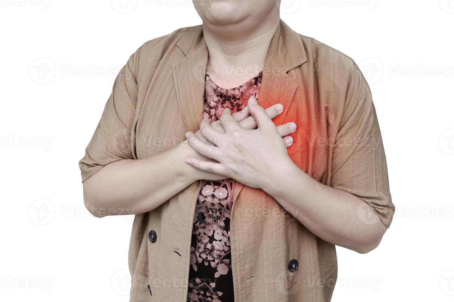 uma mulher segurando a mão no peito está tendo um ataque cardíaco. Isolado em um fundo branco foto