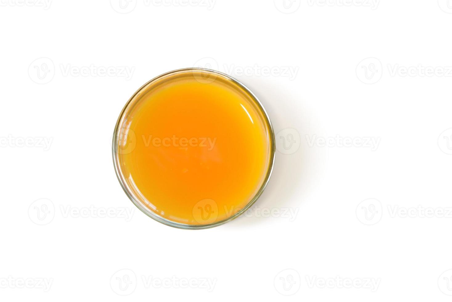 suco de laranja em um copo de vitamina c útil, vista superior, em branco foto
