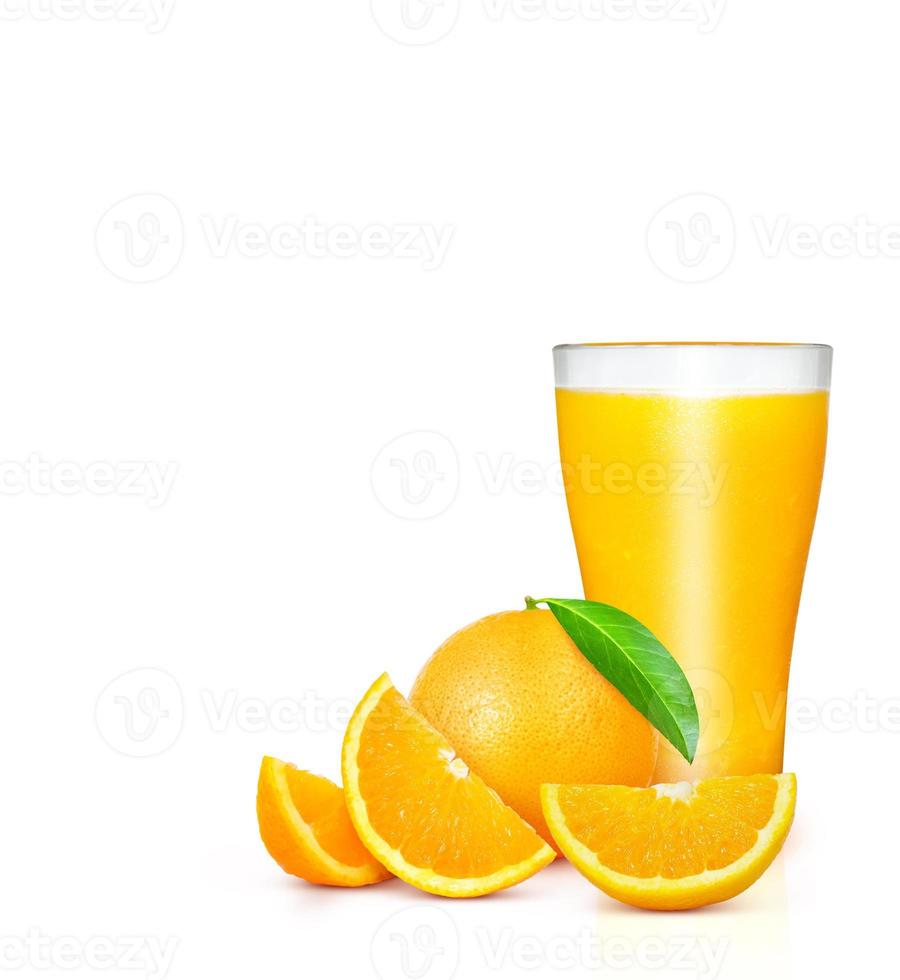 um copo de sumo de laranja. laranjas e laranjas cortadas em pedaços. com folhas verdes isoladas no fundo branco foto