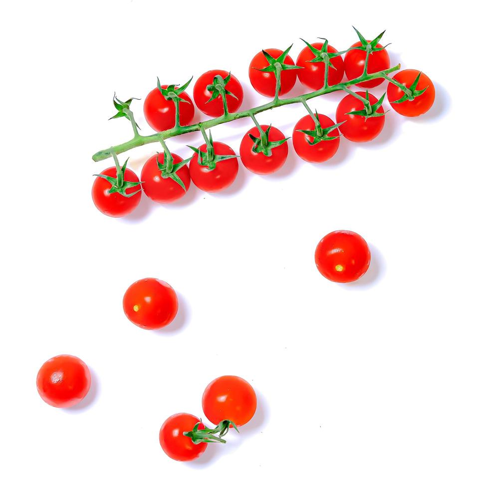 tomates isolam no fundo branco. monte os tometos vermelhos isolados em fundo branco seu fresco nutritivo e cítrico foto