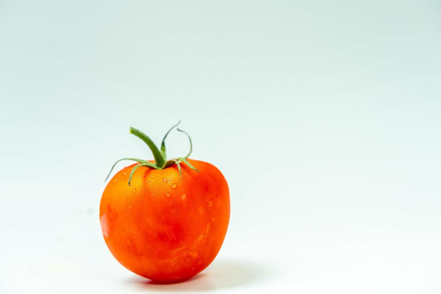 tomates isolam no fundo branco. monte os tometos vermelhos isolados em fundo branco seu fresco nutritivo e cítrico foto