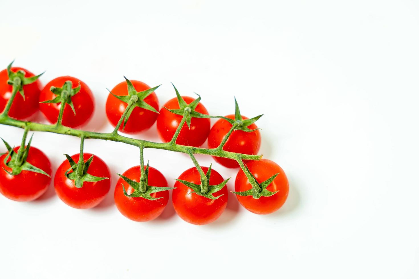 tomates isolam no fundo branco. monte os tometos vermelhos isolados em fundo branco seu fresco nutritivo e cítrico foto