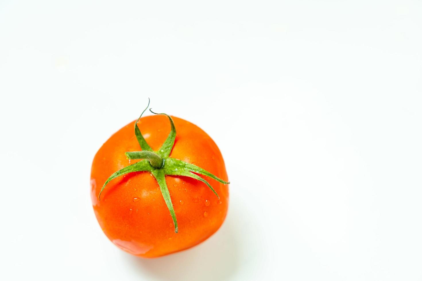 tomates isolam no fundo branco. monte os tometos vermelhos isolados em fundo branco seu fresco nutritivo e cítrico foto