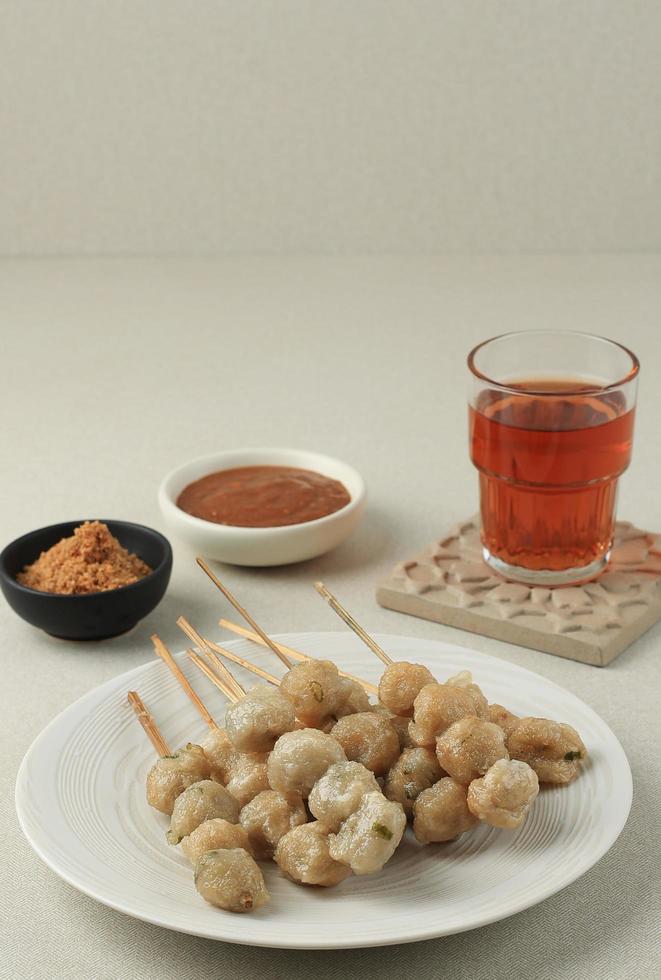 cilok tusuk bumbu kacang, bolinhos de tapioca fritos com molho de amendoim picante foto