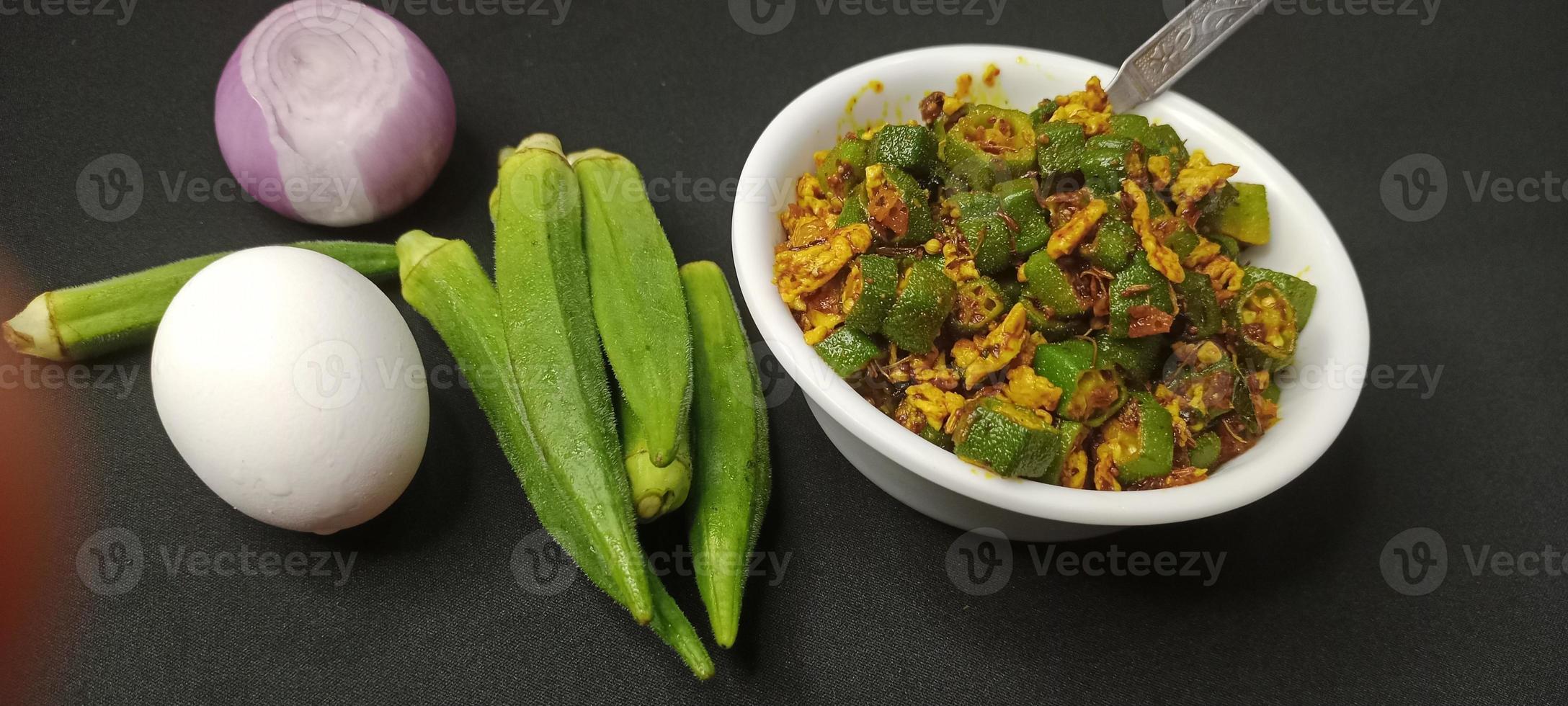 ovo bhindi chamado quiabo com ovo, ovo bhindi um prato saboroso na índia, ovo bhindi frito foto