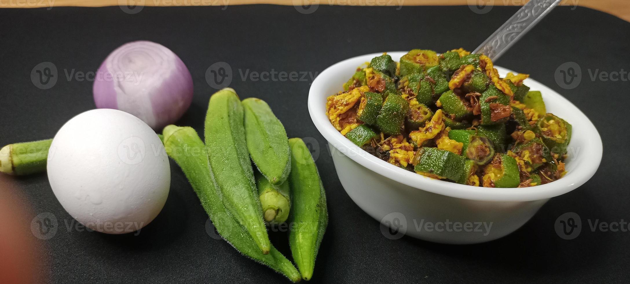 ovo bhindi chamado quiabo com ovo, ovo bhindi um prato saboroso na índia, ovo bhindi frito foto