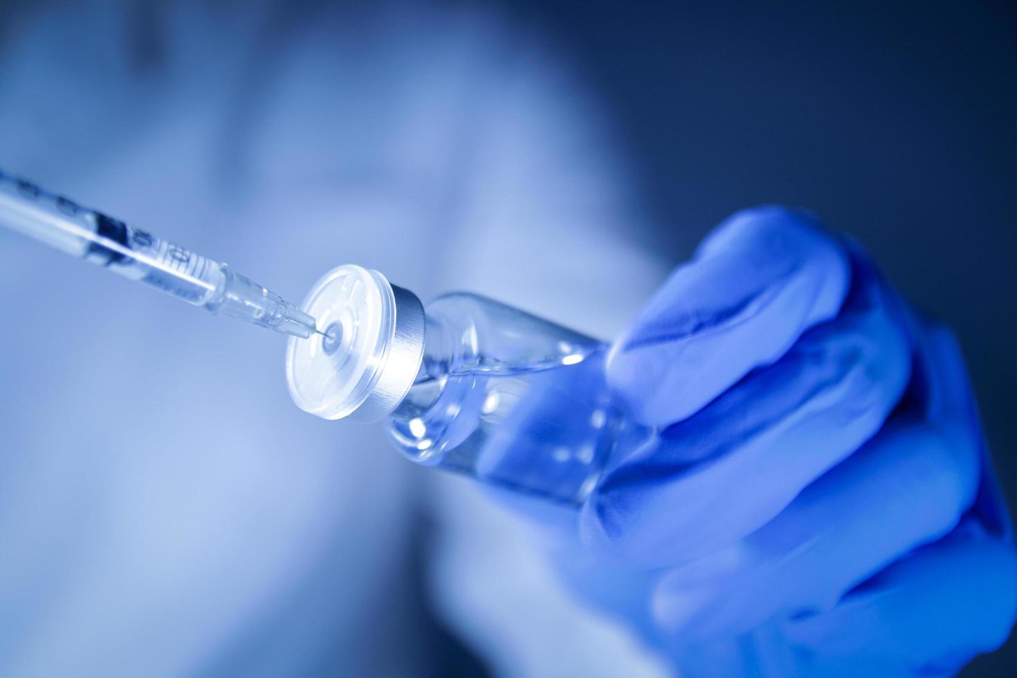 médicos ou cientistas seguram seringas e frascos com a vacina covid-19 para tentar injeções para tratar pacientes em hospitais. experimentos médicos impedem a propagação do coronavírus foto