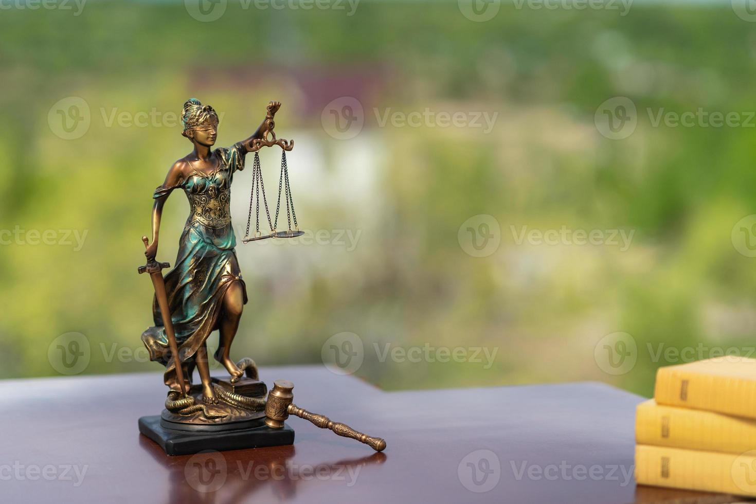 estátua de themis contra um fundo de natureza. símbolo de justiça e lei, crime e punição. foto