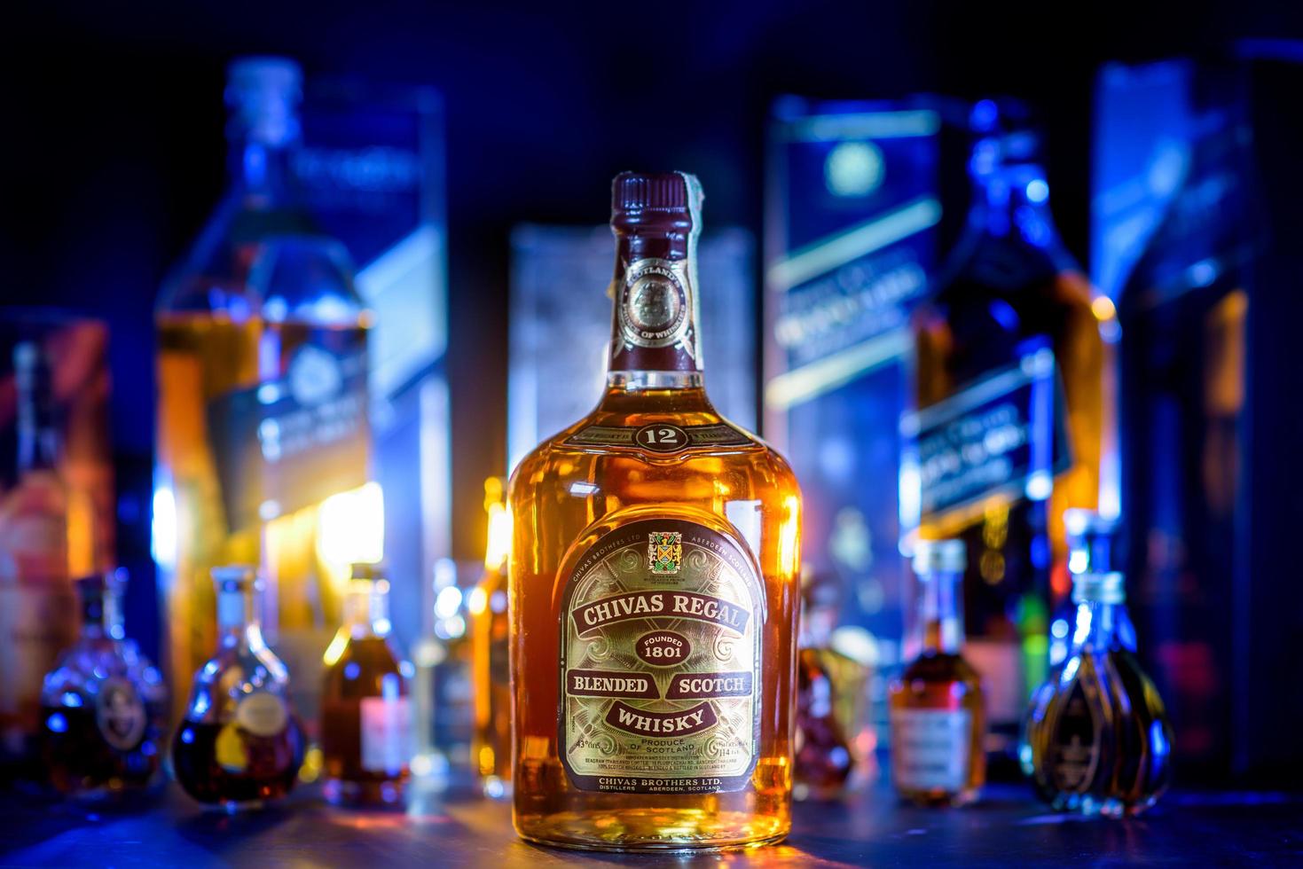 bangkok tailândia - 17 de agosto de 2022 garrafa de chivas regal 12, um uísque escocês misturado feito de uísques amadurecidos por pelo menos 12 anos, produzido por irmãos chivas em keith, escócia foto