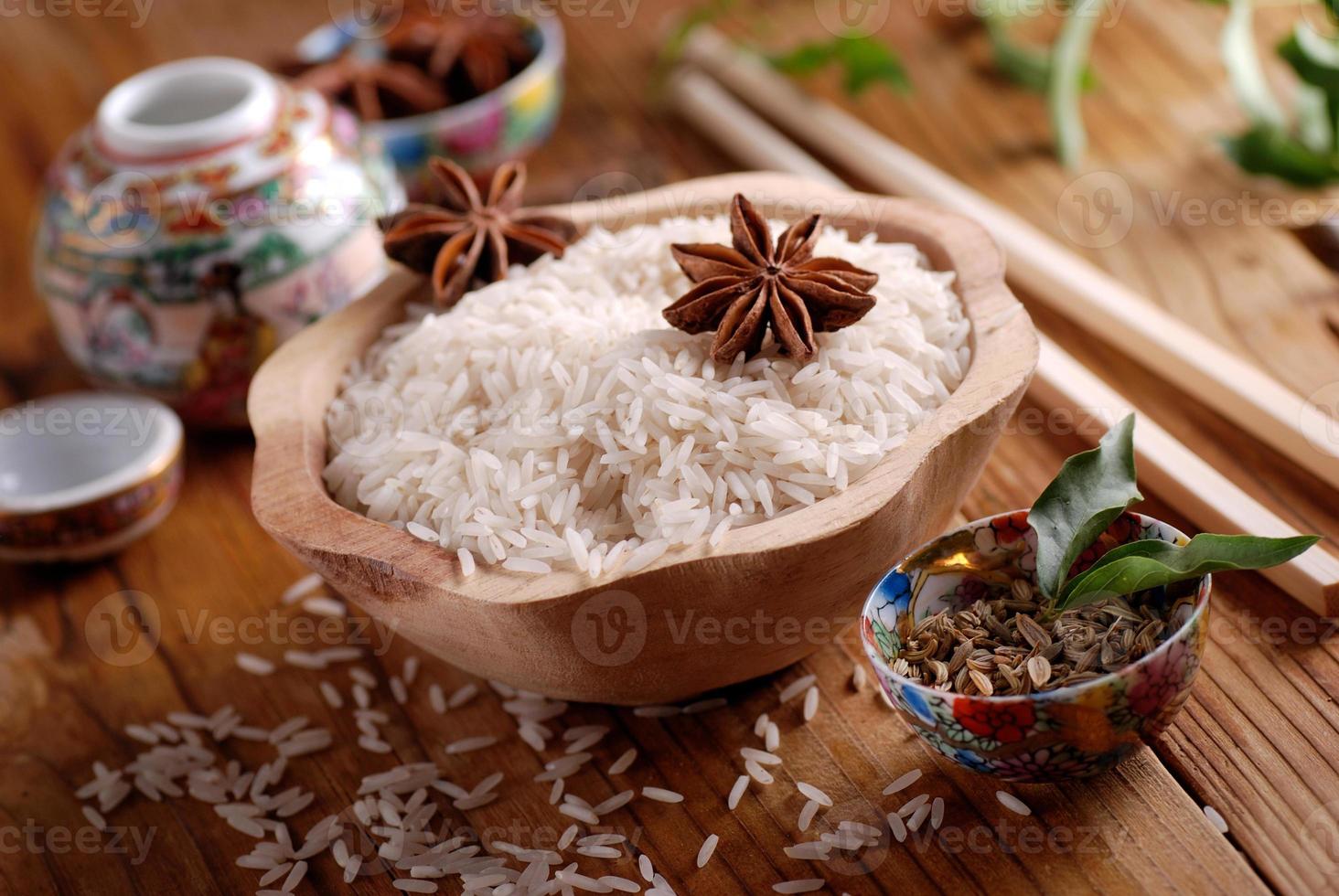 arroz basmati em uma tigela de madeira foto