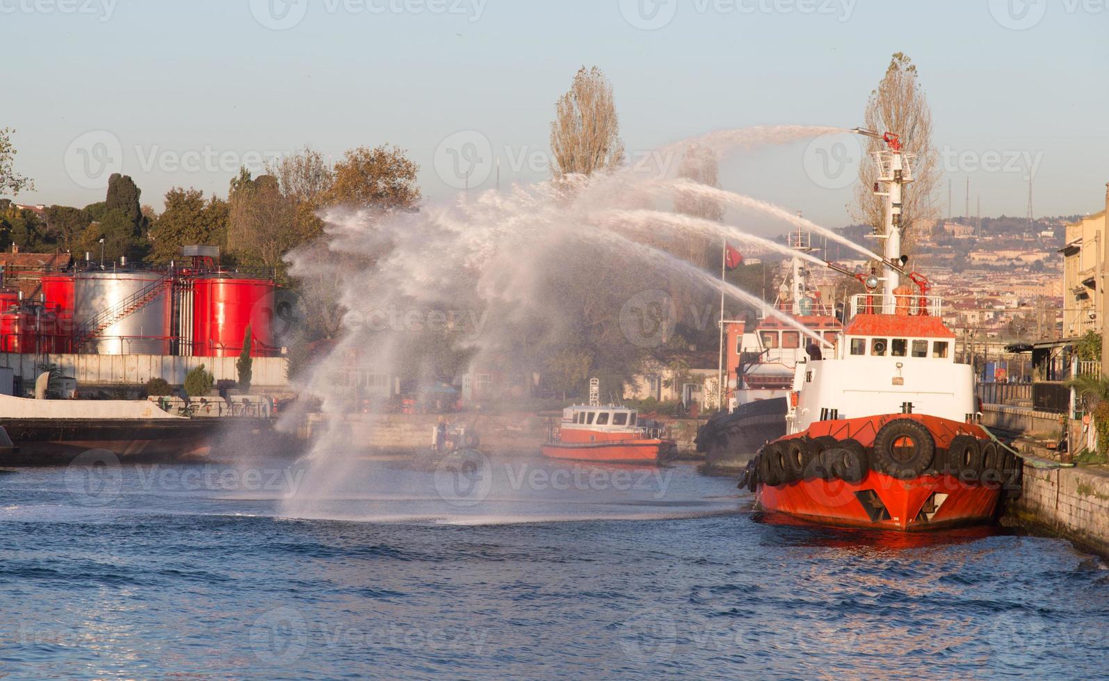 barco de bombeiros em Istambul foto