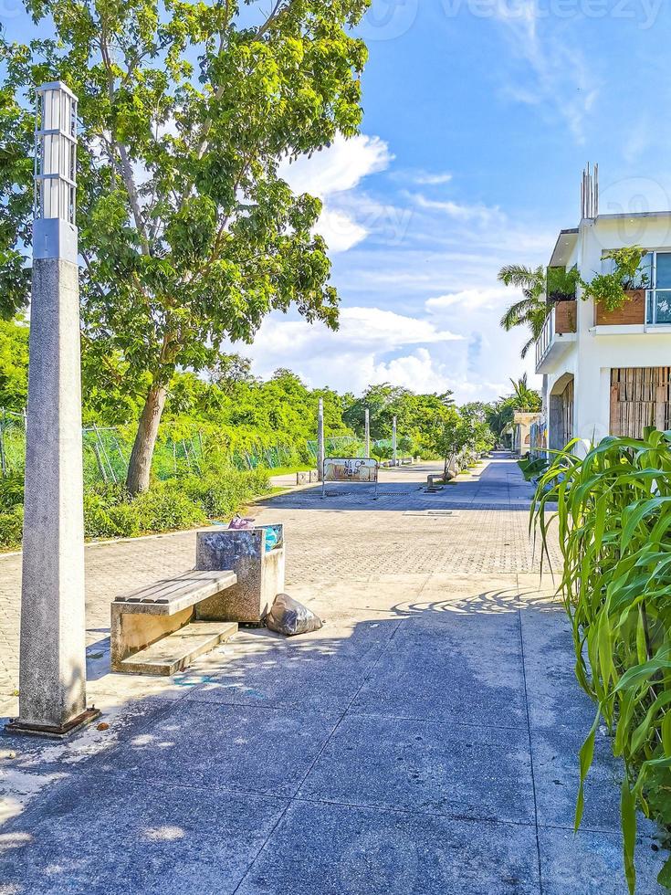 típicas pinturas de parede de paisagem urbana de rua de pedestres playa del carmen méxico. foto