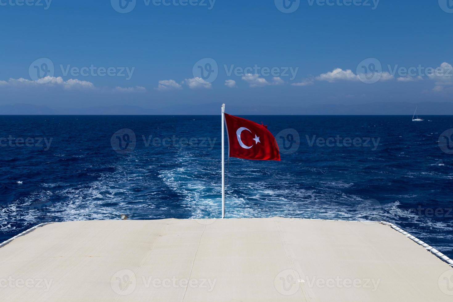 bandeira turca no navio foto