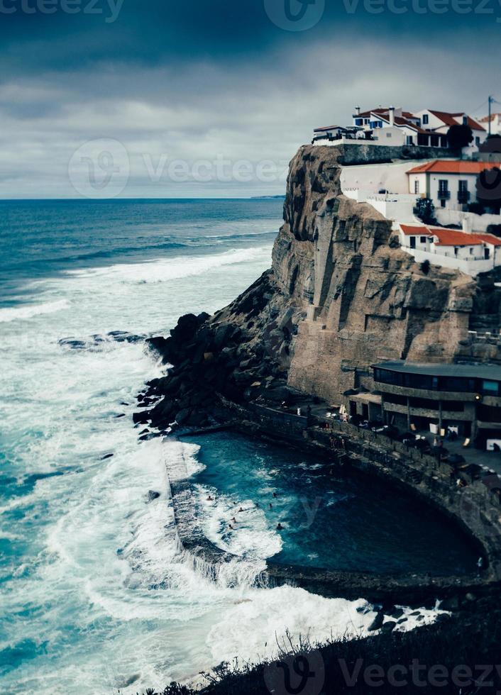 vista para a praia rochosa e aldeia das azenhas do mar em colares, portugal. efeito de mudança de inclinação foto