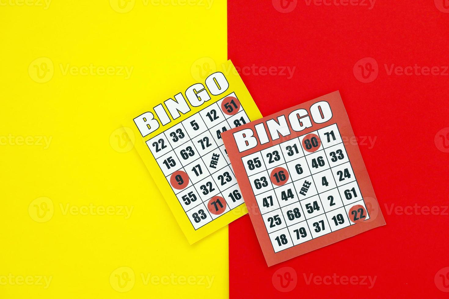 tabuleiros de bingo amarelos e vermelhos ou cartas de baralho para ganhar fichas. clássico nós ou cartões de bingo canadenses de cinco a cinco em fundo brilhante foto