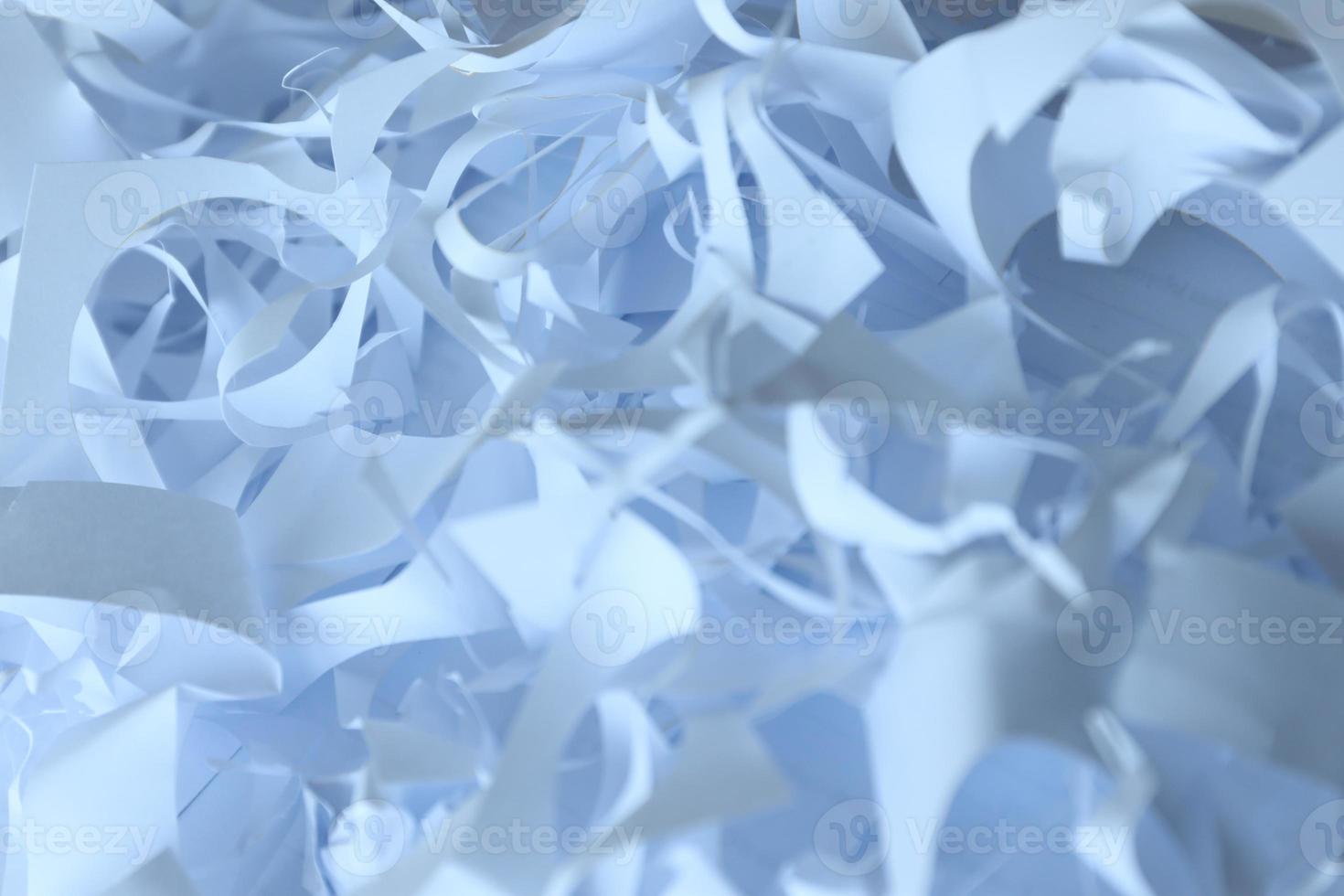 fundo de textura de papel picado, vista superior de muitas tiras de papel branco. pilha de papel cortado como enchimento de caixa para envio de itens frágeis foto