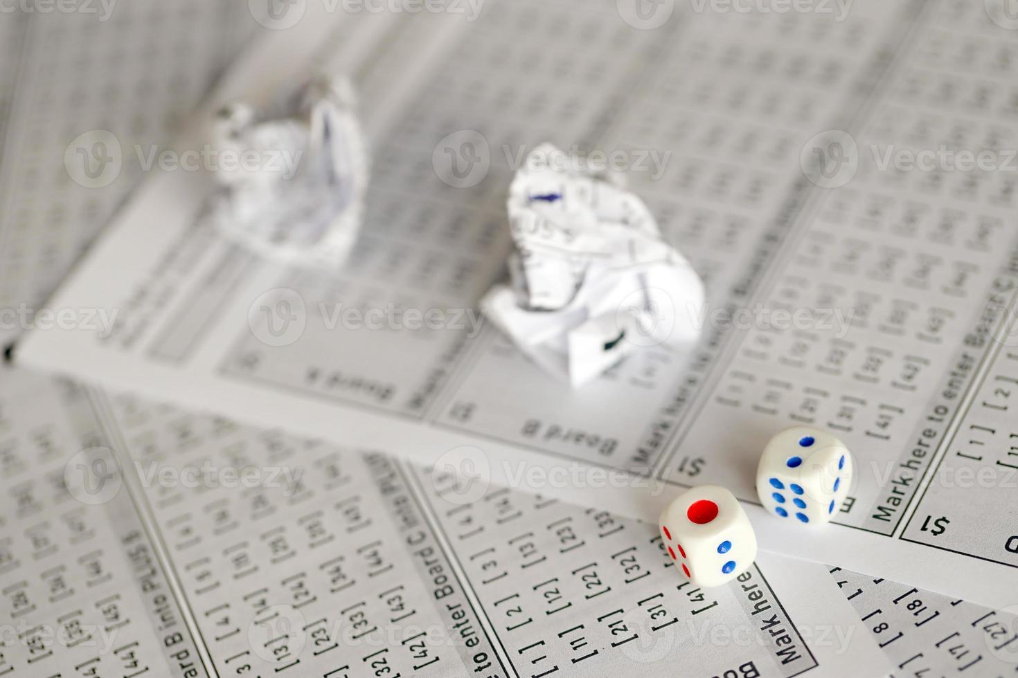 bilhetes de loteria amassados como símbolo de perder o jogo de loteria. resultados de jogos de azar. infortúnio foto