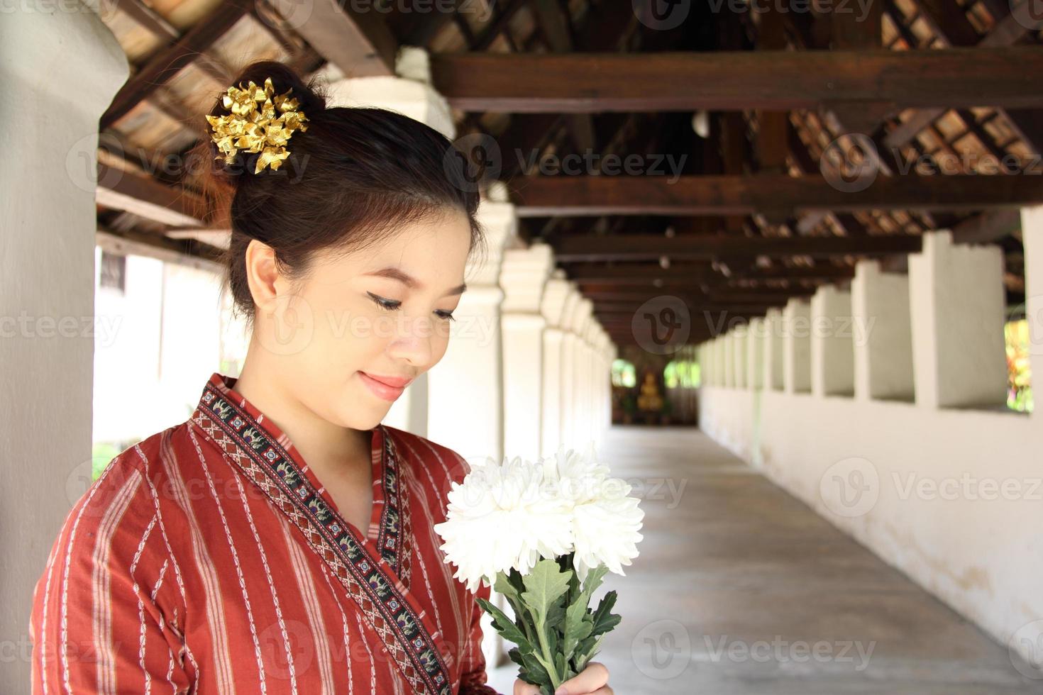 jovem tailandesa no antigo templo de lanna foto