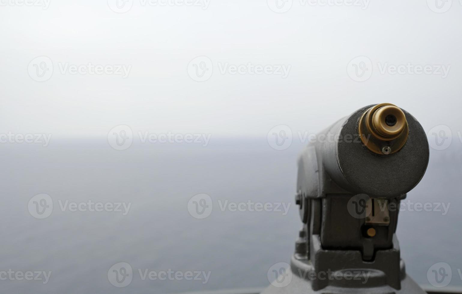 telescópio no ponto de vista com vista para a costa em capri, itália foto