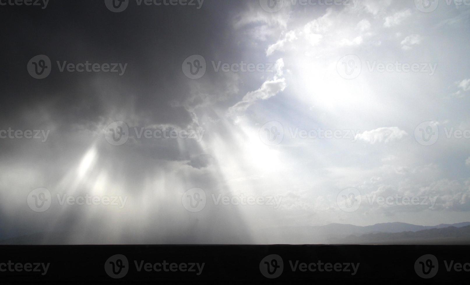 céu dramático após uma tempestade de chuva no quirguistão foto