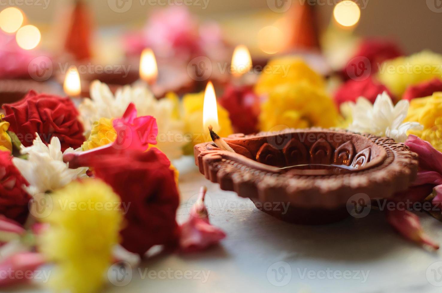 lâmpadas de diya coloridas de argila acesas durante a celebração do diwali foto