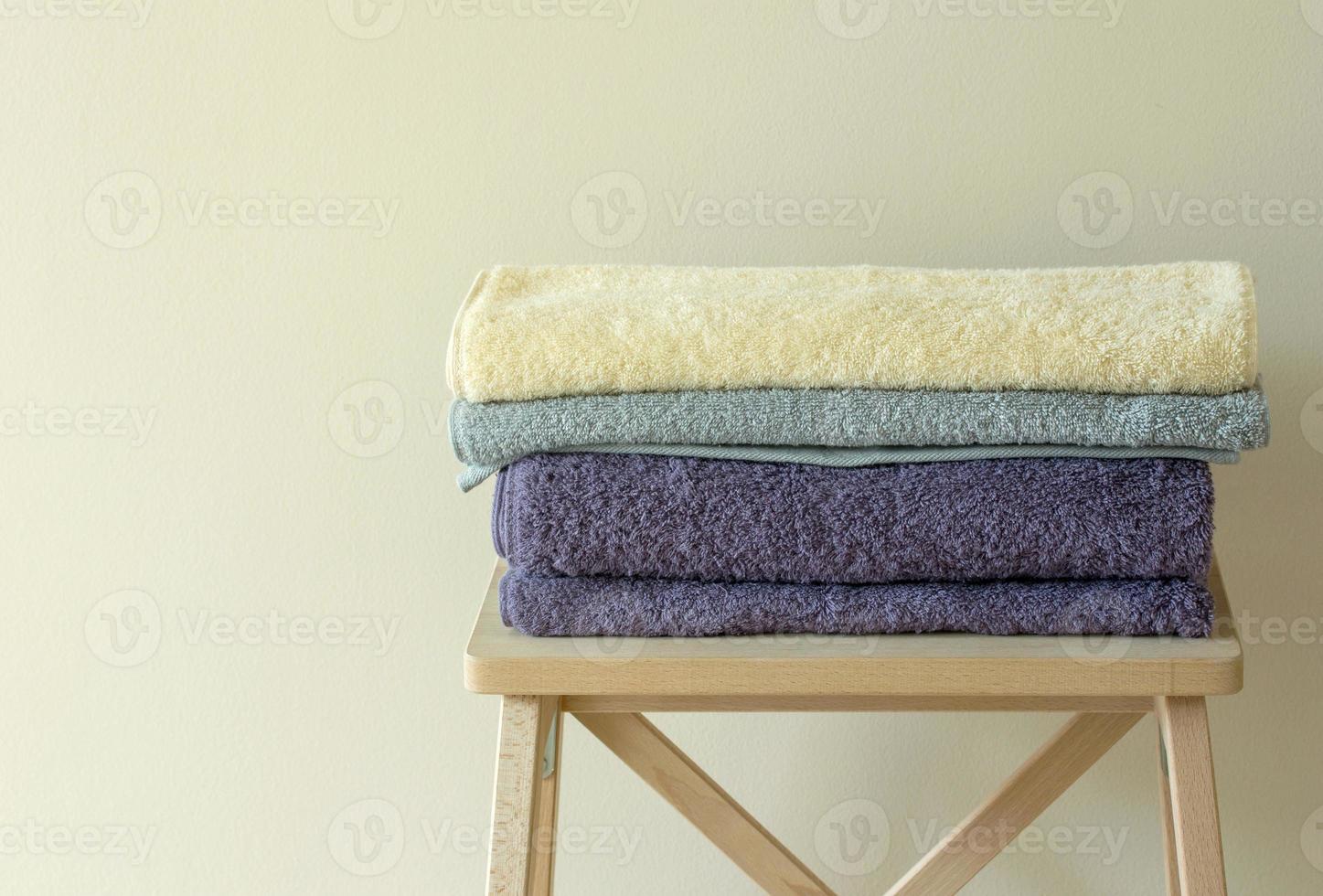 toalha de banho na mesa foto