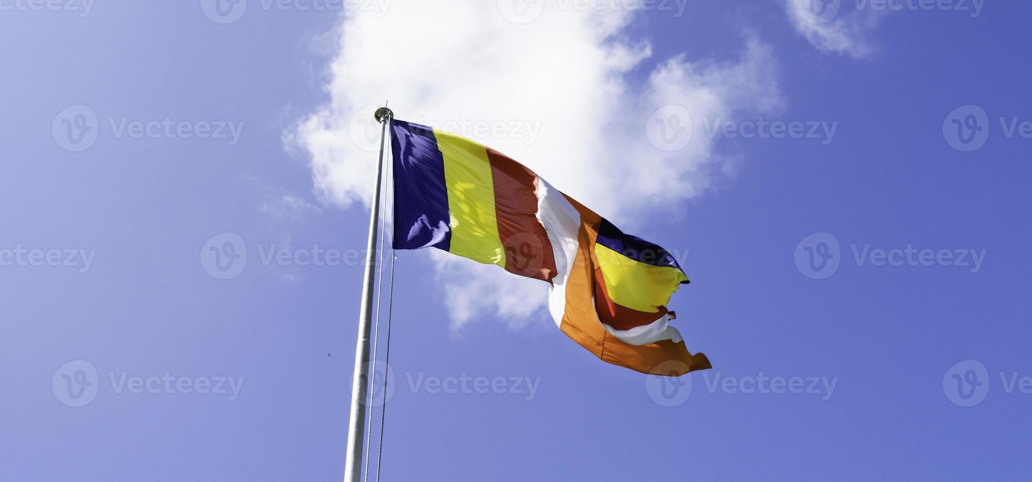 acenando a bandeira colorida do sri lanlan budista foto