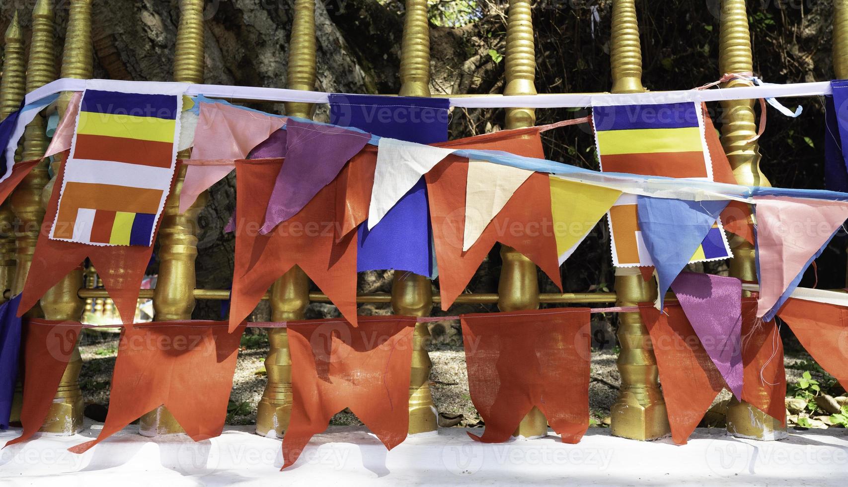 acenando a bandeira colorida do sri lanlan budista foto