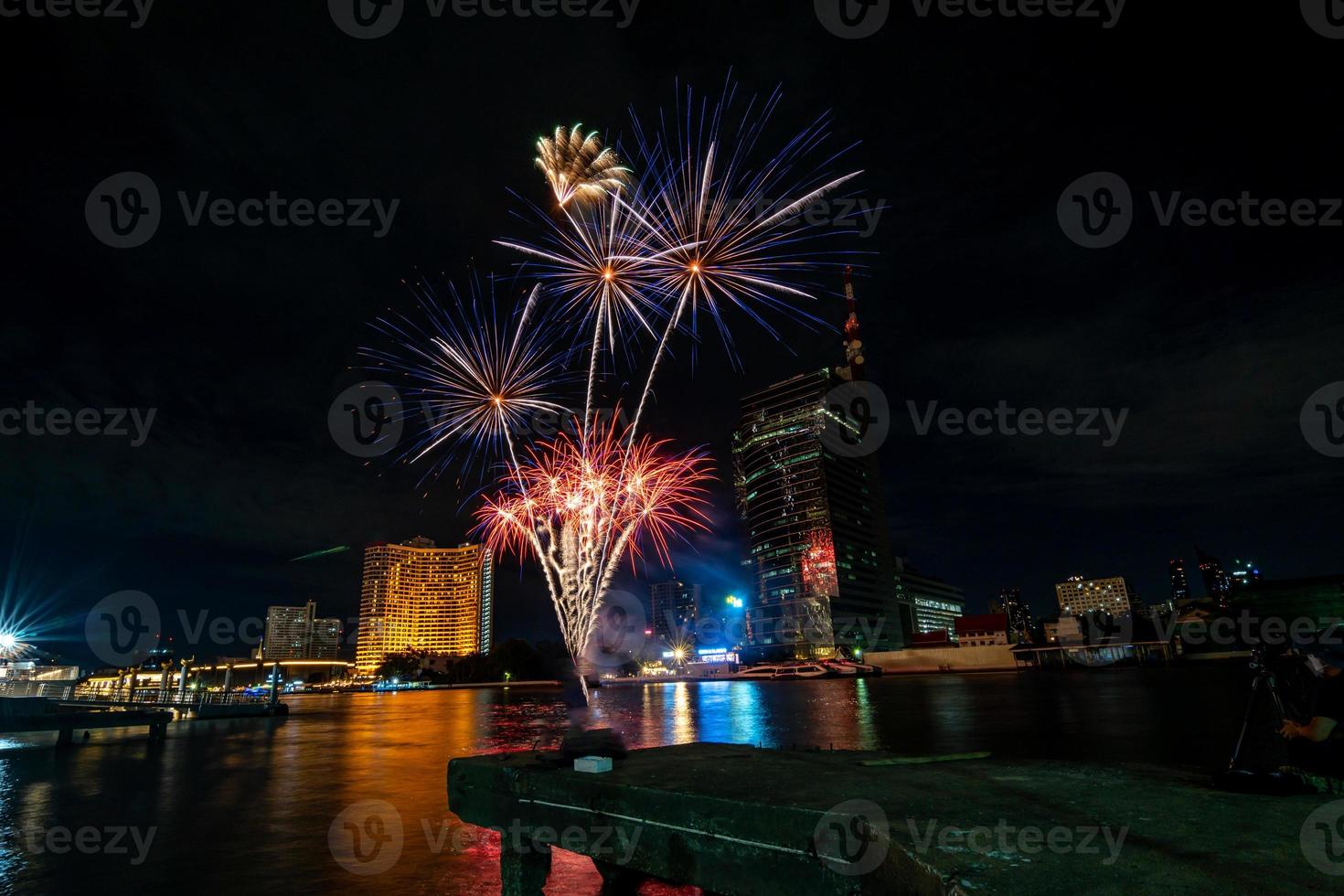 fogos de artifício no rio no céu escuro foto