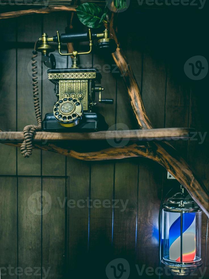 luz de barbearia e telefone retrô - telefone vintage. foto