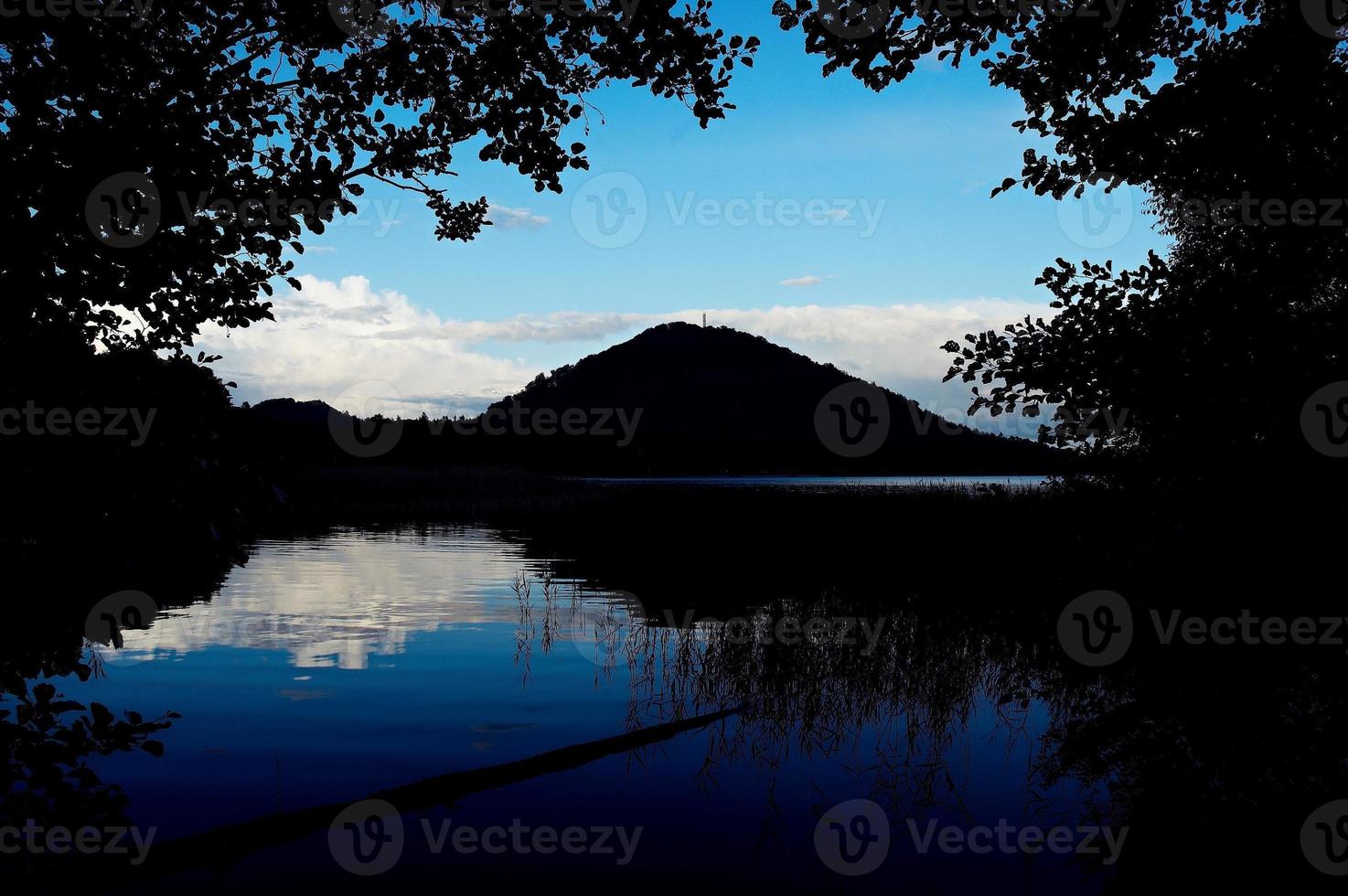 anoitecer perto da lagoa foto