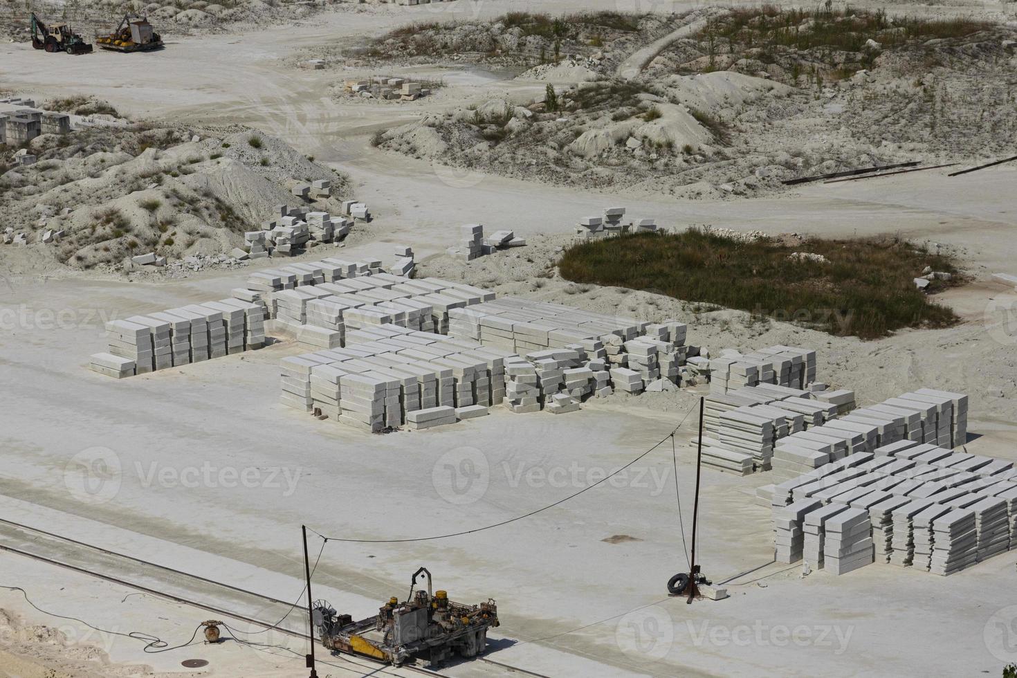 extração e processamento primário de calcário e pedra de gesso em uma pedreira. foto