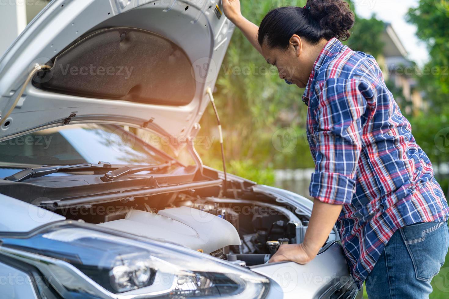 Abra o sistema do motor mecânico do capô para verificar e reparar danos ao acidente de carro. foto