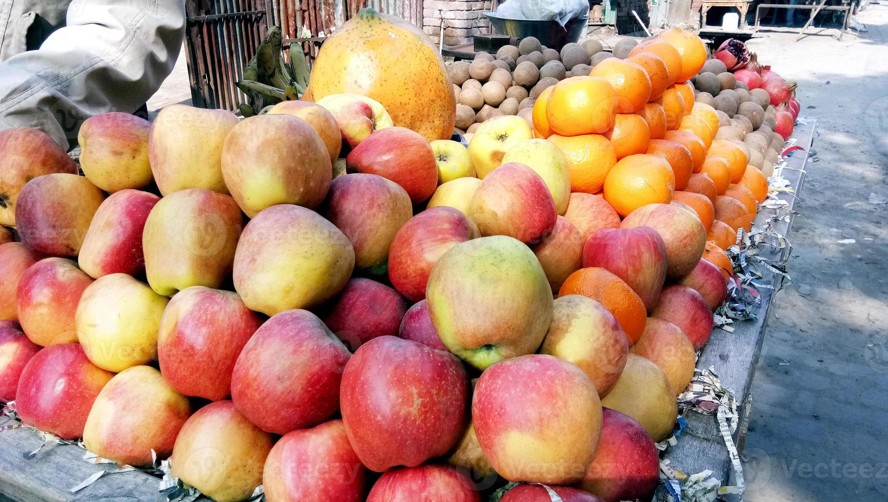 pilha de maçãs indianas para vender no mercado local foto