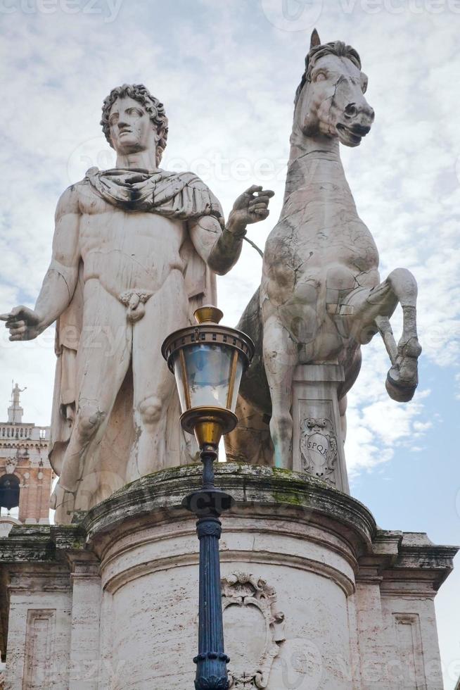 estátua na piazza del campidoglio em roma foto