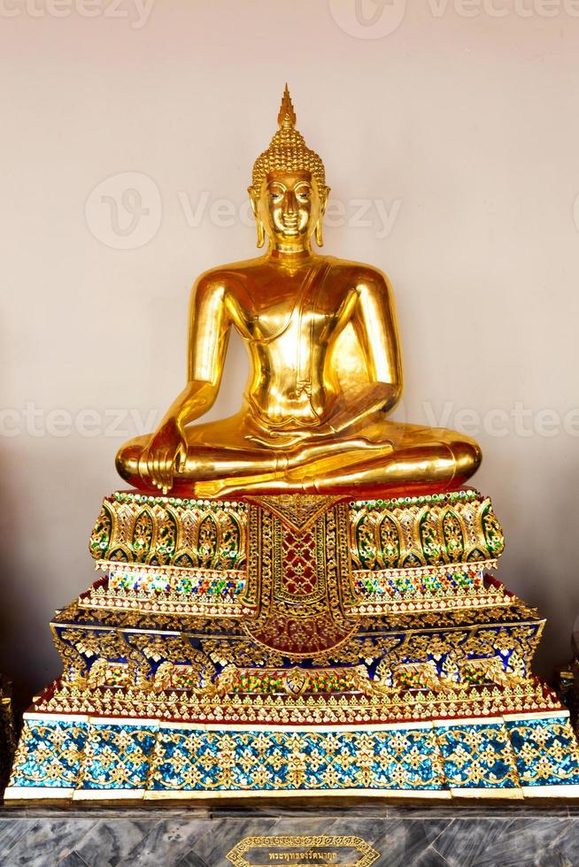 Escultura de Buda sentado em meditação foto