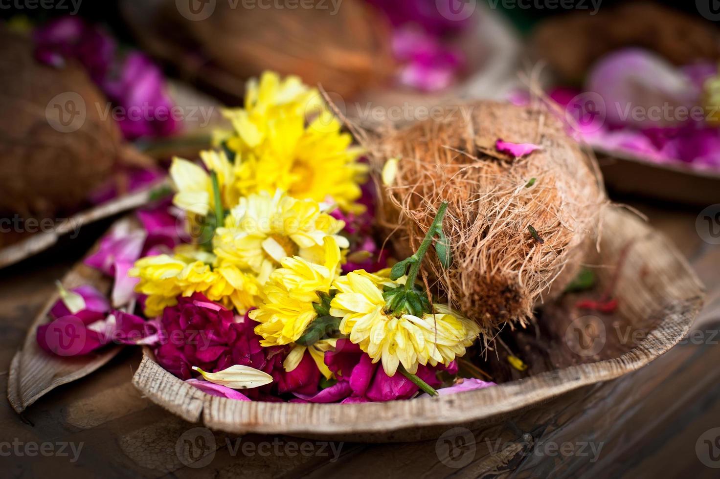 oferendas de flores e coco para cerimônia religiosa hindu foto