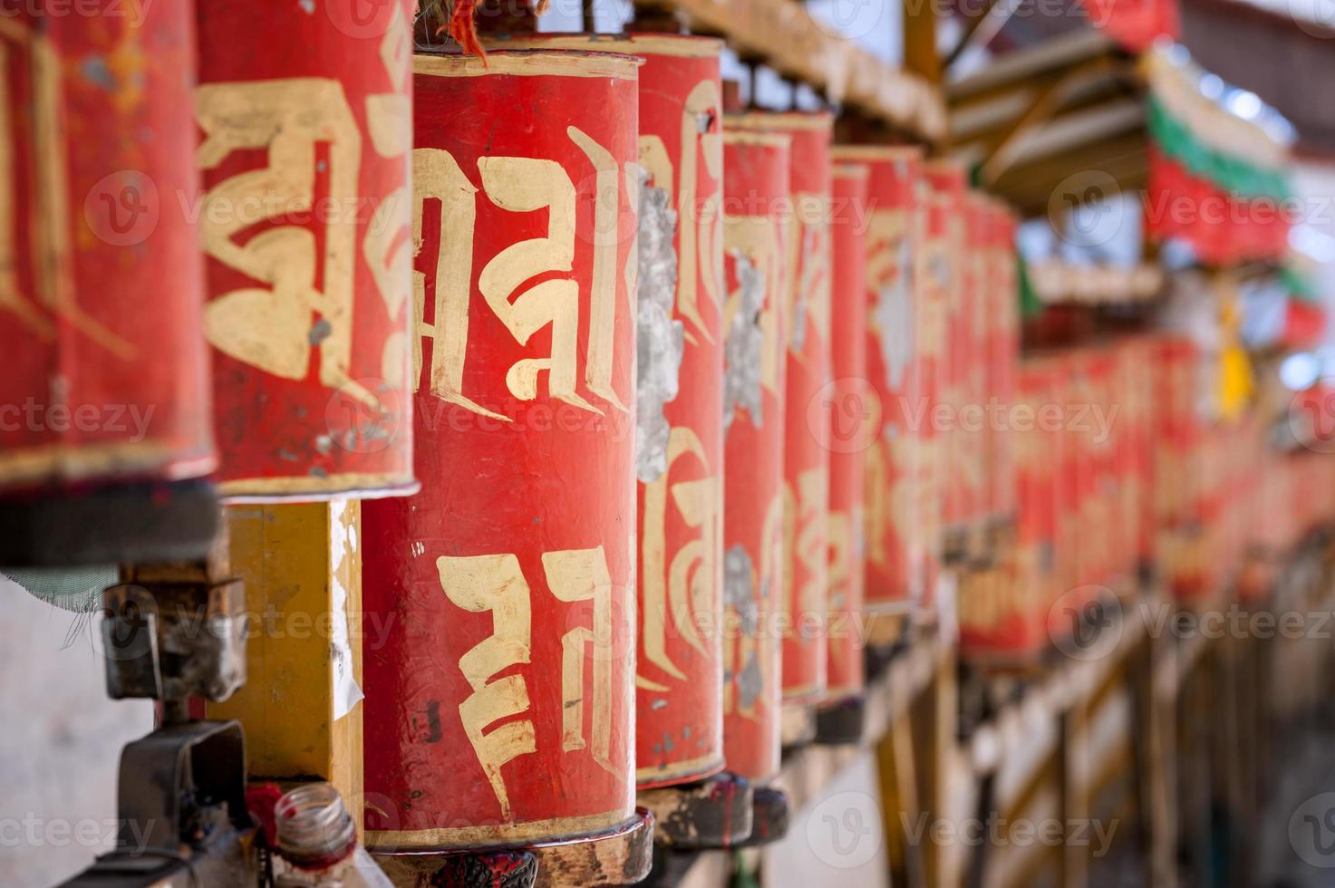 rodas de oração vermelhas com inscrição de oração budista foto