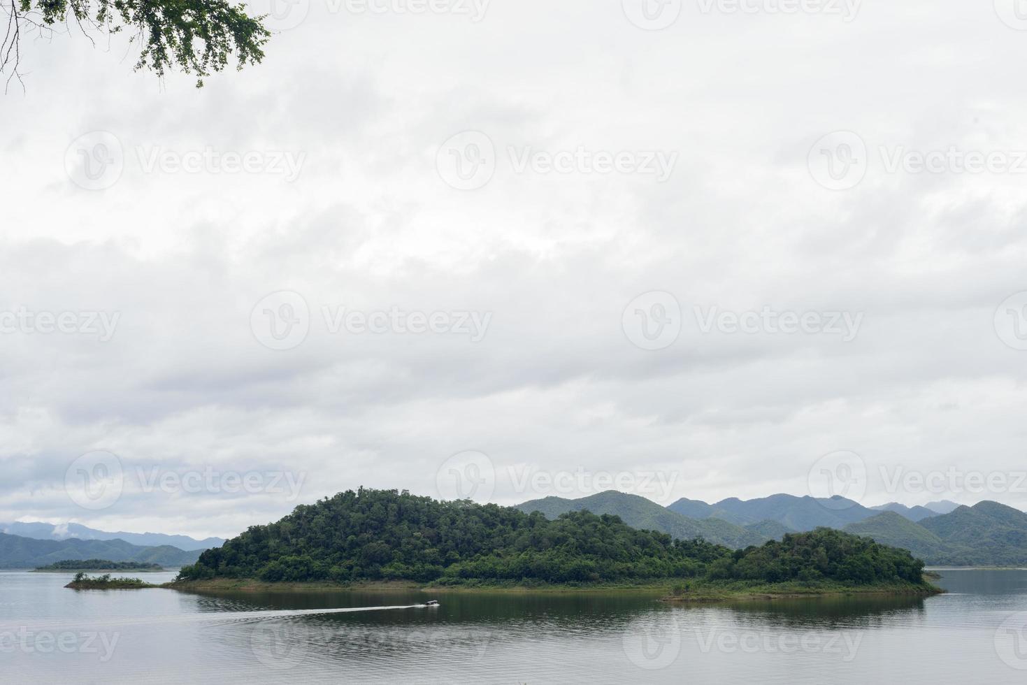 paisagem da Tailândia. mar e montanha à noite. foto