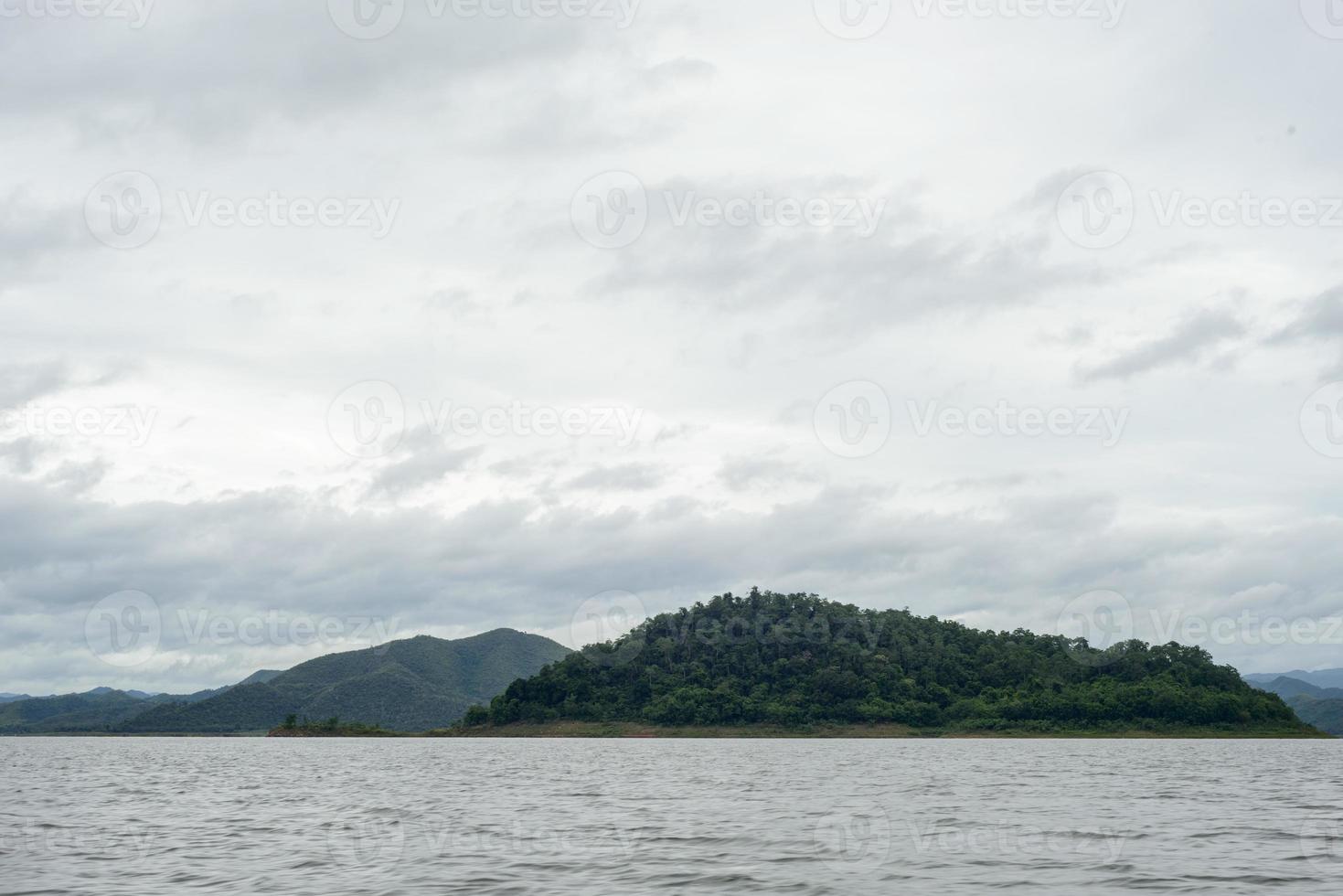 paisagem da Tailândia. mar e montanha à noite. foto