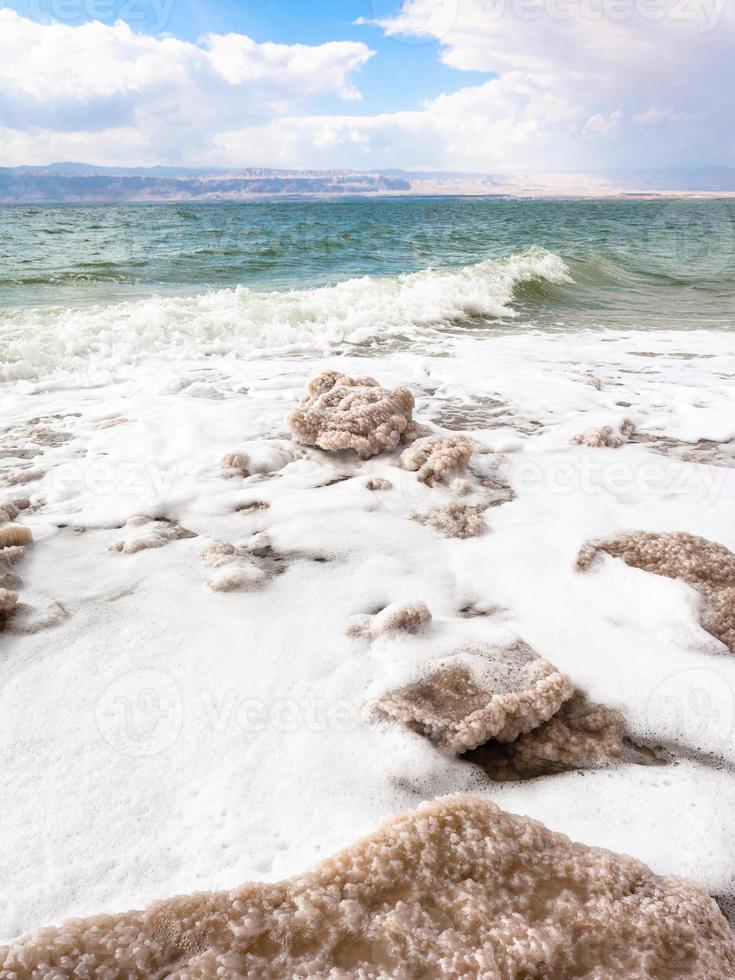 pedaços de sal cristalino na costa do mar morto foto