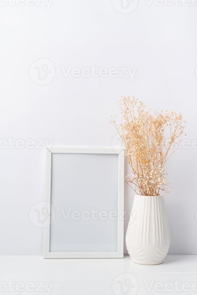 maquete de moldura de arte com vaso branco e flores de hipsófila, fundo branco foto