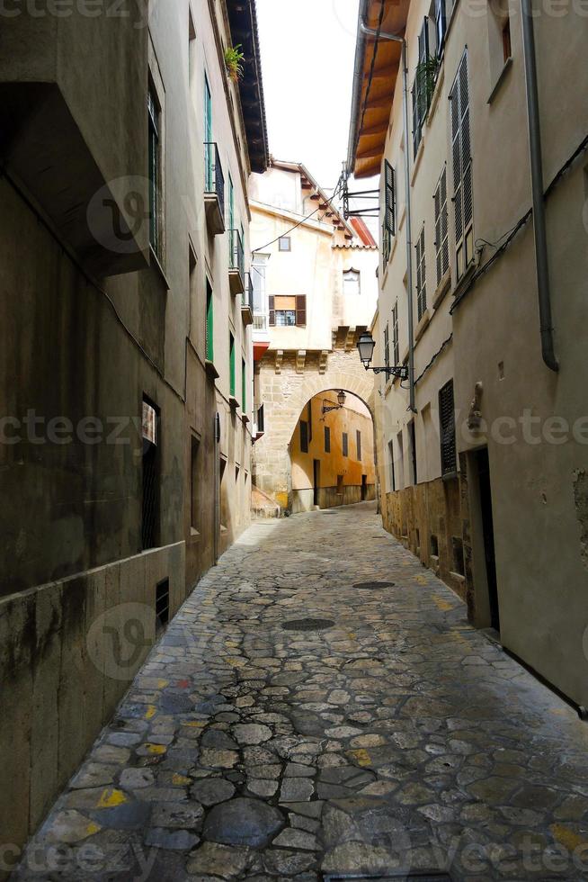 rua de pedra medieval na cidade palma de mallorca foto