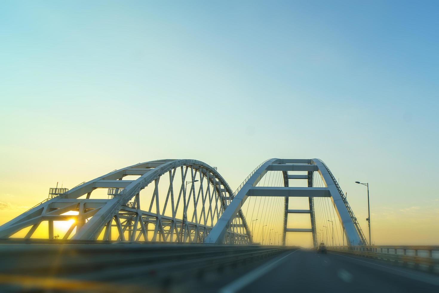 paisagem da ponte da Crimeia contra o céu. crimeia foto